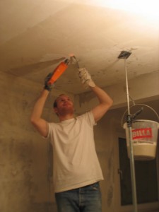 Как удалить старую краску с потолка? Проверенный способ - смывка 