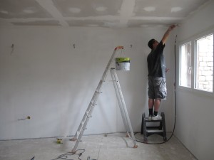 Какой краской покрасить потолок:  советы